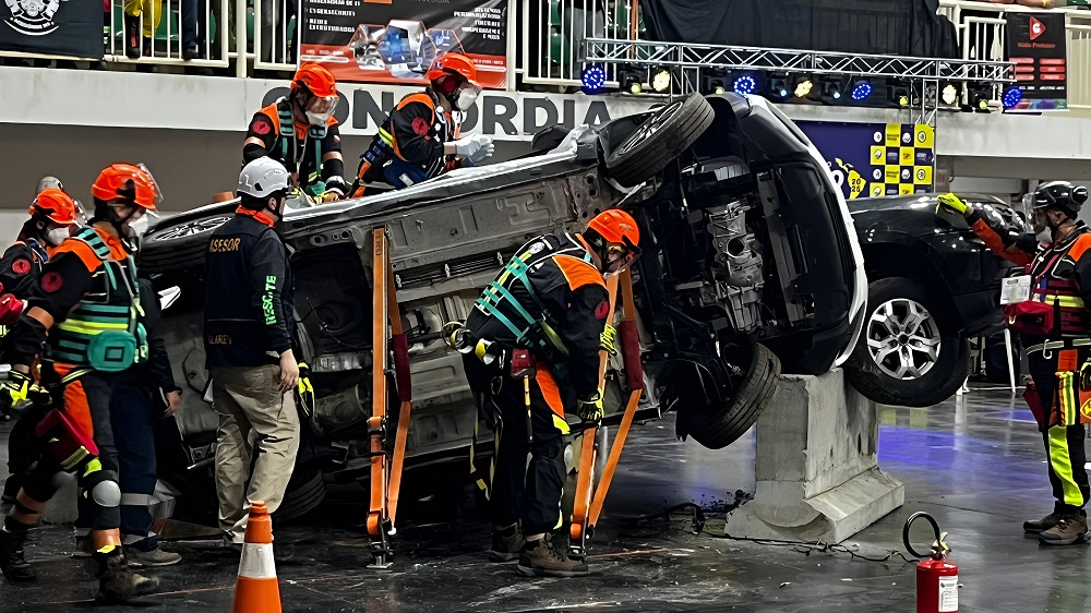Bomberos chilenos se consagran campeones latinoamericanos en técnicas de rescate vehicular